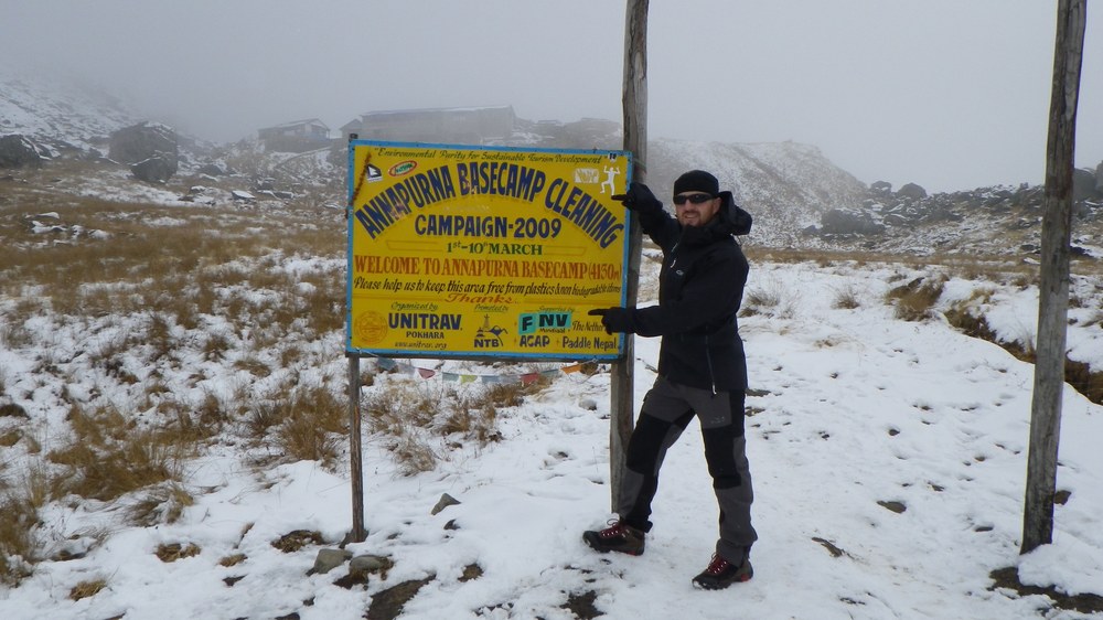 Przy tablicy Annapurna Base Camp na wysokości 4130 m, w śniegu