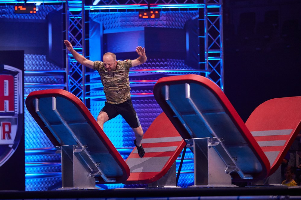 Skok między przeszkodami na torze Ninja Warrior