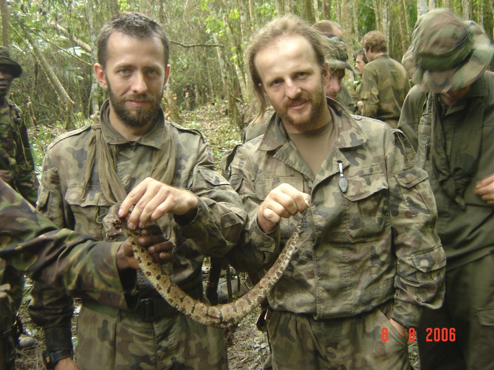 Żołnierze pokazują węża złapanego w dżungli, sierpień 2006