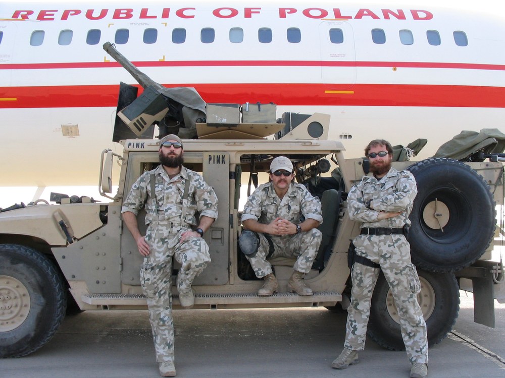 Trzej operatorzy przy Humvee, w tle samolot rządowy z napisem REPUBLIC OF POLAND