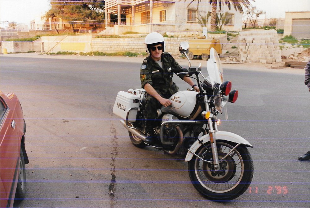 Żołnierz na motocyklu żandarmerii z oznaczeniem POLICE, luty 1995