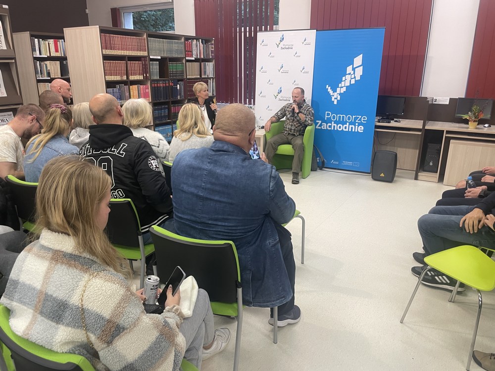 Publiczność w bibliotece słucha opowieści ze służby