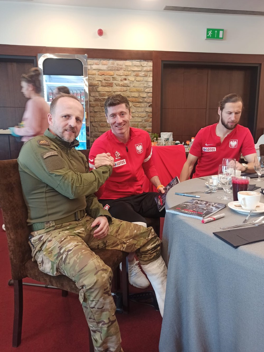 Uścisk dłoni z piłkarzem reprezentacji Polski podczas spotkania z kadrą