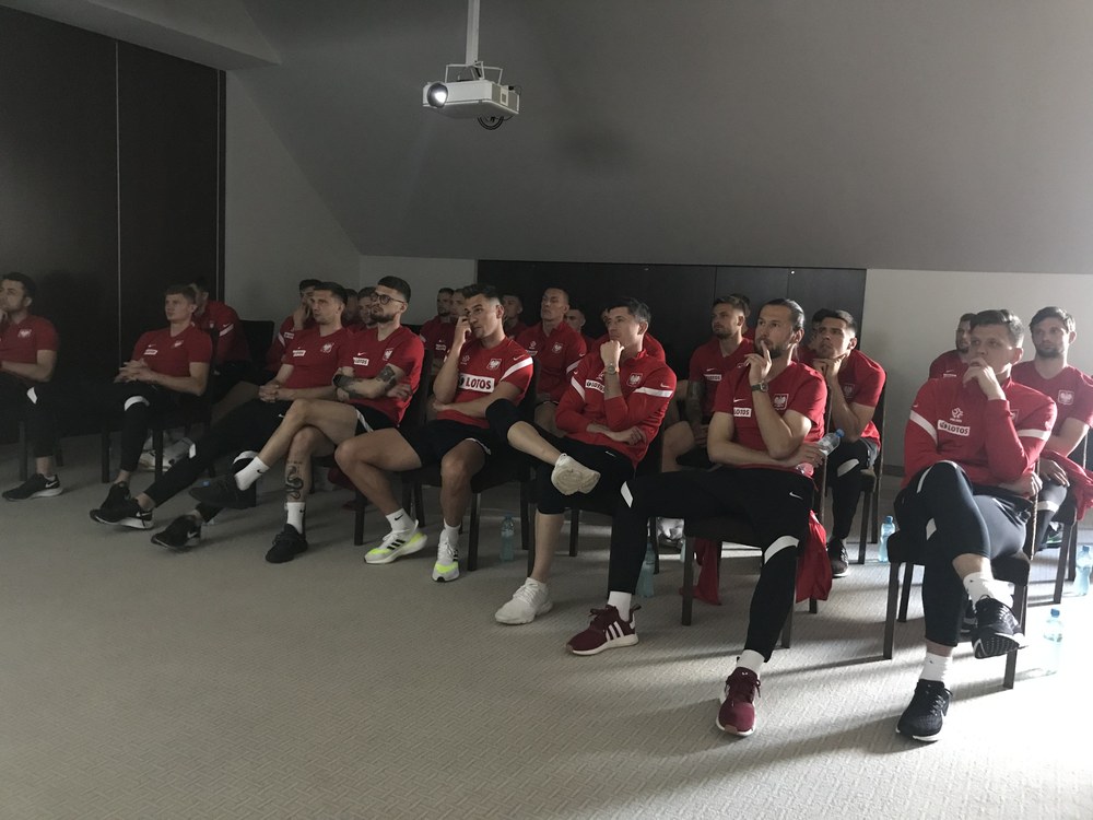 Piłkarze reprezentacji Polski słuchają prelekcji w sali konferencyjnej